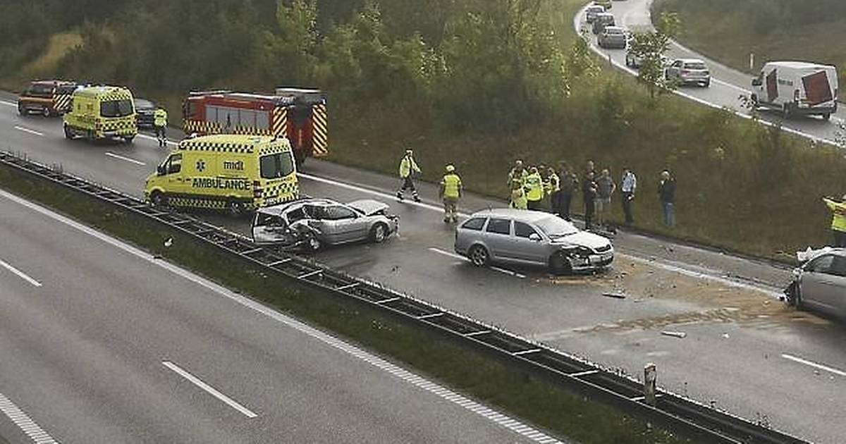 Ulykkelig kvinde på motorvejsbro skabte kaos Fem biler i trafikulykke