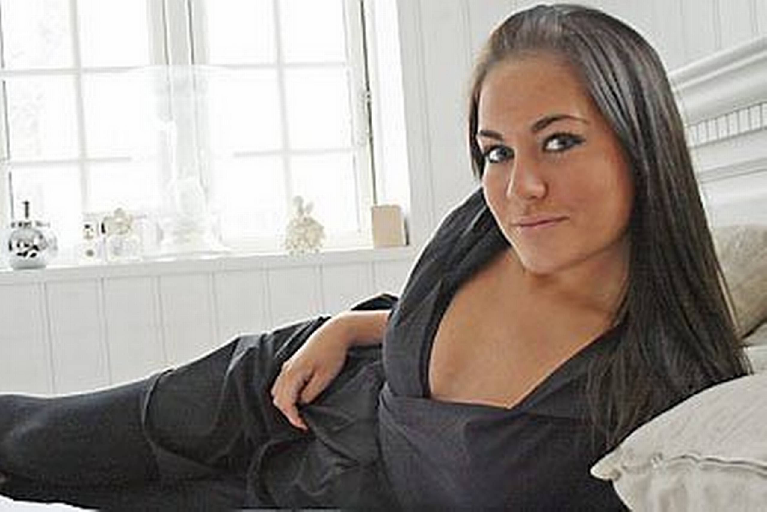 Amalie Szigethy Er Babe I Paradise Hotel Din Avis