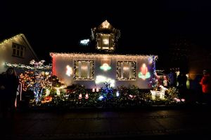 De stigende energipriser får Jens Agerbo til at drosle ned, så han ikke bidrager med nær så meget julelys som normalt i Fredensgade i Hinnerup.