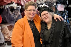 Efter 10 år med lingeri til kvinder i alle størrelser overdrager Elin Skovhuus nu nøglerne til Butik Eling i Ry til Diana Skovgaard.