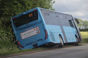 Nord for den vestjyske by Brejning er en skolebus på vej til Spjald Skole kort før klokken 8 kørt i grøften med 20 elever ombord.