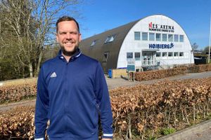 Formand for lokal badmintonklub mener, at der er behov for en ny badmintonhal i Højbjerg. Den kan står klar i 2024. 