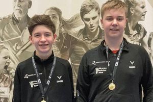Medaljer til unge badmintonspillere med hjem fra Grindsted.