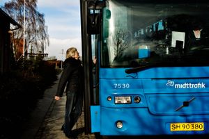 I juni meldte Region Midtjylland ud, at syv busruter i regionen stod til at miste tilskud herunder rute 351 mellem Ebeltoft og Grenaa - en vital buslinje ikke mindst for unge under uddannelse i både Syddjurs og Norddjurs.