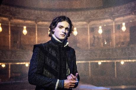 Ifølge Viktor Pascoe Medom er Romeo et godt menneske, der går fra den vildeste lykke til i affekt at begå mord og selvmord. Den Game of Thrones-agtige handling er i selskab med en punksanger og morderne dansere på Aarhus Teater.