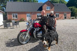 Efter 50 år som selvstændig mekaniker fortsætter Jens og Elin Bødker ufortrødent, men der er masser af tid til at nyde både barnebarn, naturen og motorcykelture til USA