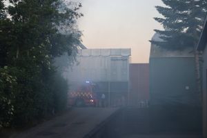 Brandfolk fra stationerne i både Galten og Hørning skyndte sig mod Skovby Møbelfabrik torsdag aften.