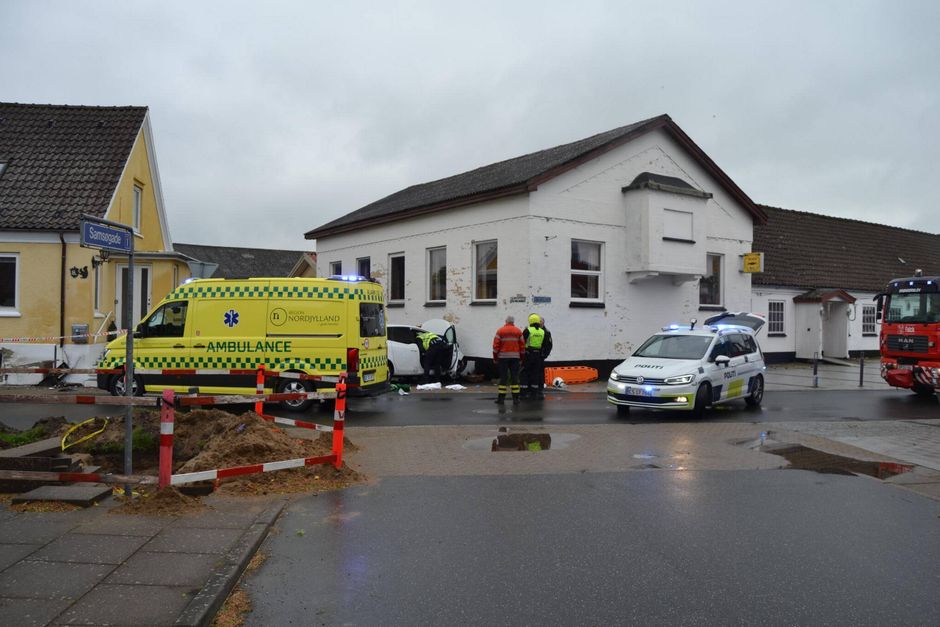 En mand er i kritisk tilstand, efter han kørte sin bil ind i to huse i Jerslev i Nordjylland.