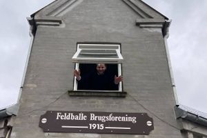 Feldballe Købmandsgårds historie begyndte i 1915. Et historisk skilt har atter fundet vej til og plads på købmandsbutikkens facade.