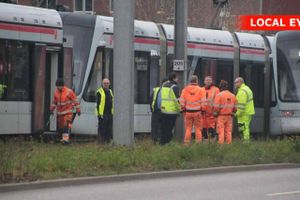 Politiet mangler fortsat at komme i kontakt med den lastbilchauffør, som mandag morgen påkørte køreledninger på letbanen i Aarhus. 