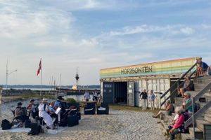  Horisonten i Ebeltoft er et offentlig opholdssted for alle med legeplads, borde og bænke, sand, vand og dejlig udsigt, og nu atter en strandbar. Den åbner Kristi Himmelfartsdag.
