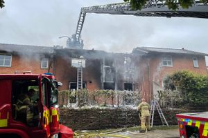 To personer har mistet deres hjem og alle ejendele efter voldsom brand i rækkehus.