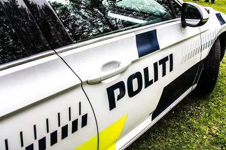 En 50-årig kvinde blev sent lørdag aften dræbt på en adresse i Ebeltoft. Kvindens 53-årige samlever er anholdt, sigtet for drab og fremstilles i grundlovsforhør søndag klokken 14.
