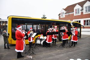 Orkesteret Young Brass og Skanderborg Kommunes trafikafdeling uddelte julemusik og varm kakao på Kulturtorvet.