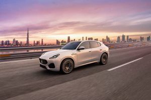 Maserati lancerer nu en mellemstor SUV kaldet Grecale, der både kommer med benzinmotorer og som rendyrket elbil.