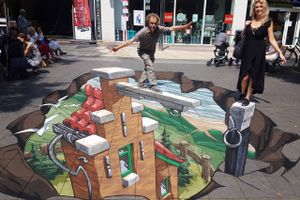 International anerkendt kunstner laver fantasifuld gadekunst i Hammel.