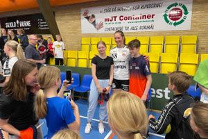 Hadsten Håndbold tager gerne et nederlag eller to mere til Team Esbjerg, som på trods af en storsejr over Hadsten-kvinderne skabte glæde blandt publikum Vestjysk Bank Arena.