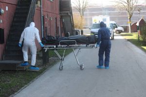 Siden klokken 5 lørdag morgen har politiet været til stede for at undersøge et dødsfald.
