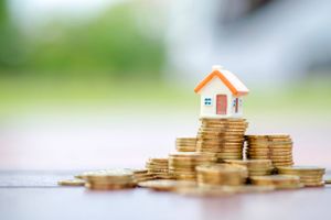 Det kan betale sig at træde ind på boligmarkedet, hvis man har planer om at bo i sin bolig i mere end fem år, lyder det fra lokal ejendomsmægler.