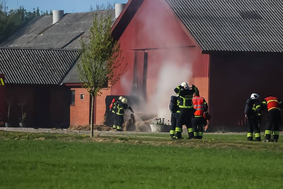 Østjyllands Politi opfordrer til påpasselighed, når man anvender en ukrudtsbrænder. Det endte skidt i Hadbjerg i søndags.