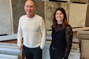 For både Mikael Riis og Carina Prang var vejen ind i sten- og stenhuggerbranchen tilfældig - i december slår de dørene op for ny, unik forretning på Systemvej i Auning.