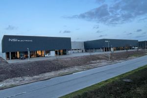 Tre virksomheder står på spring til at flytte ind i ny kombineret kontor- og lagerejendom, som Juhl Bach Holding har opført og udlejer.