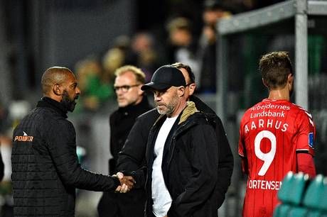 Superligaholdet AGFs cheftræner David Nielsen stopper i klubben efter sæsonens sidste kamp på lørdag. Det oplyser AGF i en pressemeddelelse.