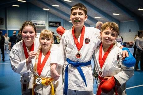 Rønde karate høstede både guld og sølvmedaljer til mesterskab.