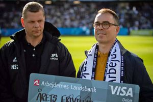 Bjarne Thomsen, en mand der bidrager med mængder af arbejdstimer i hverdagen i Kolind-Perstrup Fodbold, blev hyldet på Ceres Park.