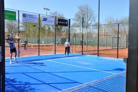 Hammel Tennisklub har indviet byens første padelbane og satser på at udvide med en bane mere om et år.