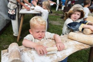 Få sanserne fyldt op og kom helt tæt på vikingetiden med oplevelser for både børn og voksne på Moesgård Museum tre dage i sommerferien.
