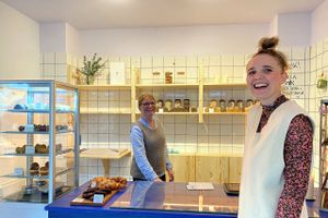 Hvor andre har et hjemmekontor, har Emma Hamann et hjemmebageri. Hun åbner brødudslag i Gammel Munkegade i nabolokalerne til caféen, der nu skal hedde Emma Emma.