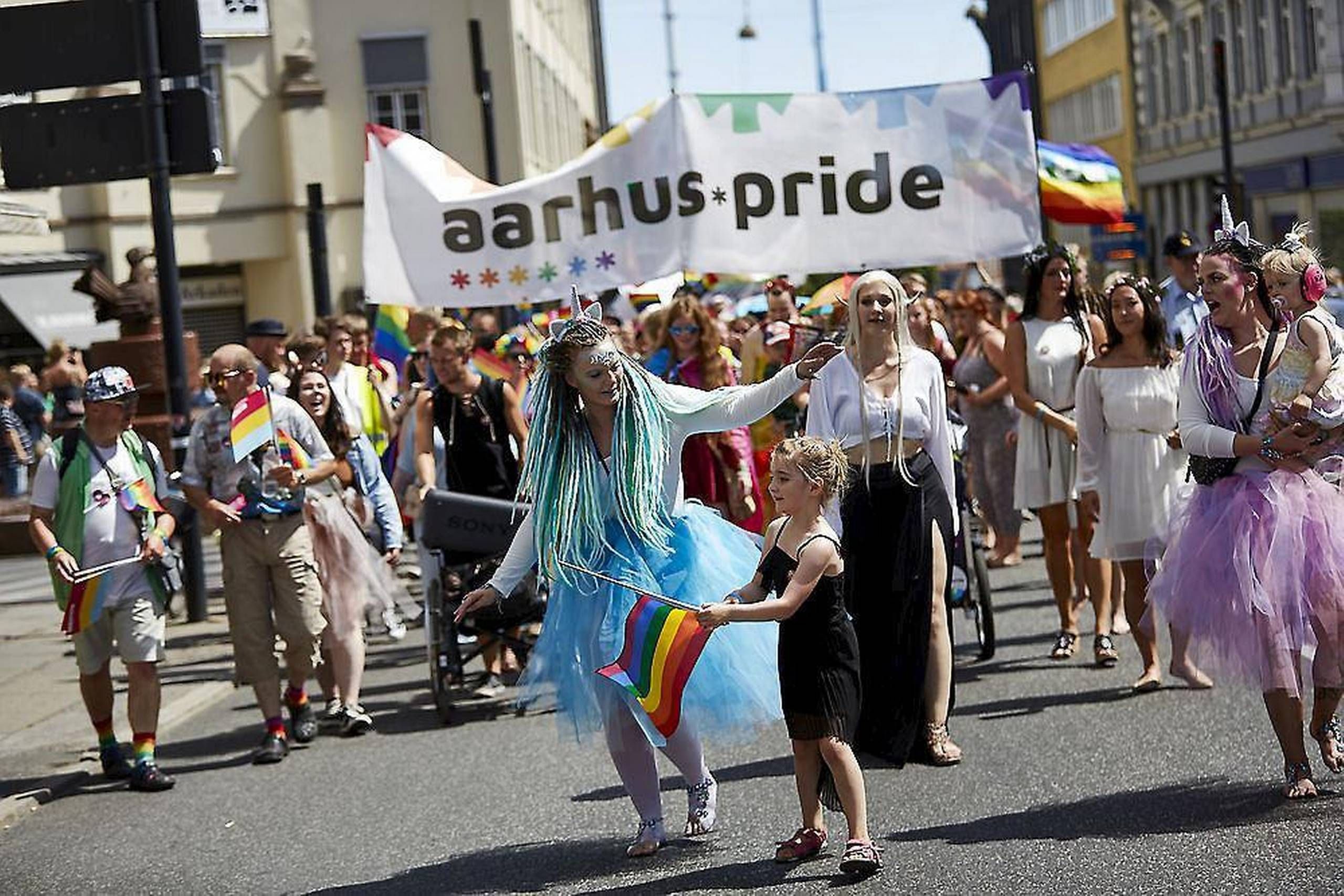 Lover Pas på etage LBGT+ personer chikaneres i Aarhus: Mød op i kjole og vis din solidaritet