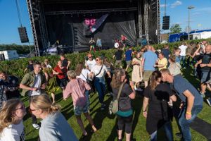 Med 1.200 solgte billetter blev første udgave af endags-festivalen Musik På Toppen i Hadsten så stor en succes, at arrangøren gør det på ny næste år.