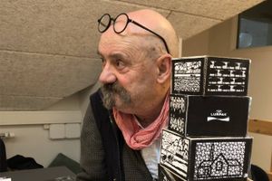 Lokal kunstner bag historiefortællende skulptur.