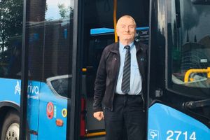 Rasmus Peter Mortensen har været buschauffør med Borupvej 2 i Hornslet som sin faste base i 40 år. Han husker fortsat sit første møde med direktør Steen Fris, Fris Busser.