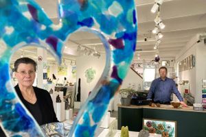 Bettina Vahle og Brian Kaltoft Hansen har opbygget et moderne galleri med masser af muligheder for store oplevelser på Grevelsgaard i Fausing. Snart kan man slentre en tur gennem en ny kunstskovhave. 