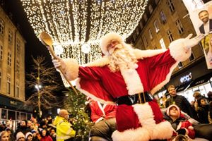 Det bliver en mørk jul i år, men stjernehimlen over Strøget vil som sædvanlig lyse centrum op. Julemanden kommer traditionen tro med sit optog for at tænde den.