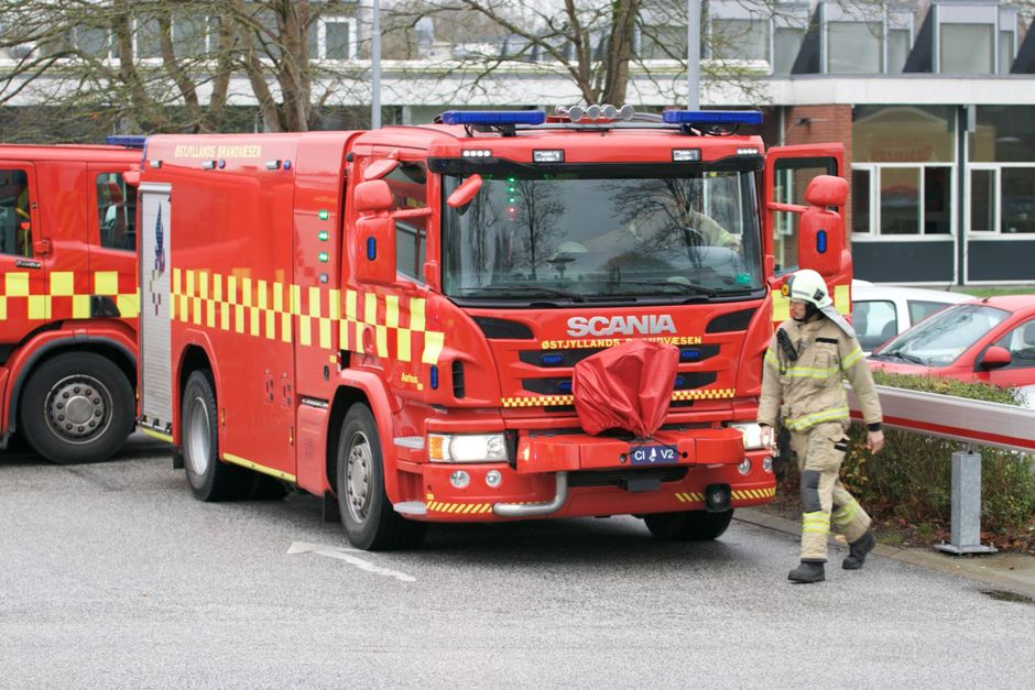 Alle børn og voksne er evakueret fra skolen, og Østjyllands Brandvæsens røgdykkere er i gang med at undersøge årsagen til udslippet.