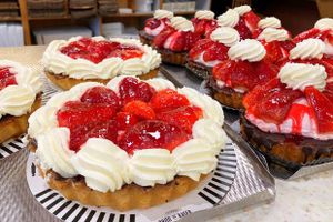 Århus Onsdag har påtaget sig den hårde tjans at smage på seks af byens gode bud på årets jordbærtærte og guider dig gennem kagejunglen.