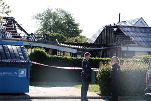Voldsom brand i rækkehus i Hammel har kostet person livet.