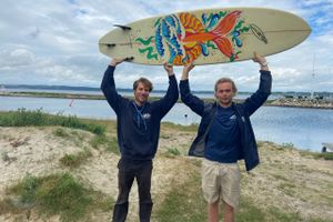 Jacob Lassen og Robert Rohwedder tilbringer sommeren på bølgerne ud for Ebeltoft, hvor de underviser alle med lyst til at surfe og stand up paddle. Sammen driver de firmaet Blue Spirit ApS.
