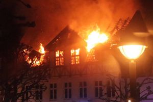 Politiet mistænker fyrværkeri som årsag til brand i forladt bygning på Torvet i Grenaa