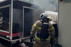 Østjyllands Brandvæsens beredskab på Smukfest havde tirsdag formiddag første opgave i Bøgeskoven, da der gik ild i en pølsevogn.