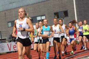 23-årige Alberte Kjær Pedersen er Danmarks hurtigste kvinde på 10 kilometer-distancen. Hun har ambitioner om at slå en af atletikkens ældste rekorder og kvalificere sig til OL i Paris som triatlet.