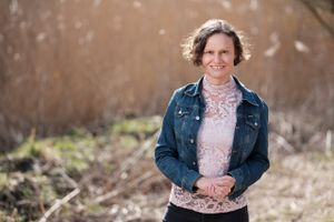 Forfatter og journalist Nanna Hyldgaard Hansen fortæller til Kirkekløver-foredrag om sin egen erfaring med at omlægge til et mere bæredygtigt liv i balance uden for hamsterhjulet.