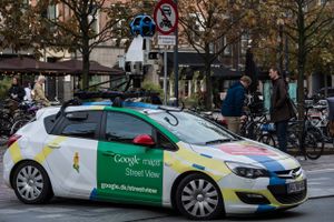 I 15 år har Google Street View gjort det muligt at tage på virtuel sightseeing i hele verden. Google fejrer fødselsdagen ved at sende Street View-bilen på rundtur i Danmark. Tirsdag når den til Skanderborg.
