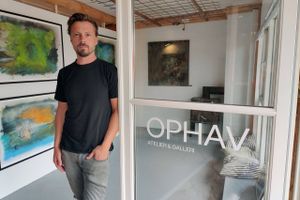 Den lokale kunstner Adam Becher har i år slået dørene op til et nyt galleri ved Maltfabrikken ved navn 'Ophav', hvor værkerne trækker på den urkraft, der gemmer sig i Mols Bjerge, hvor han selv er vokset op.