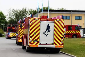 Fem slukningskøretøjer fra Østjyllands Brandvæsen rykkede tirsdag morgen ud til brand på Lundhøjvej i Ry