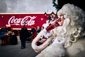 Coca-Cola og Røde Kors går i år sammen om at give julehjælp til udsatte børnefamilier. 30. november kommer julelastbilen til Grenaa.